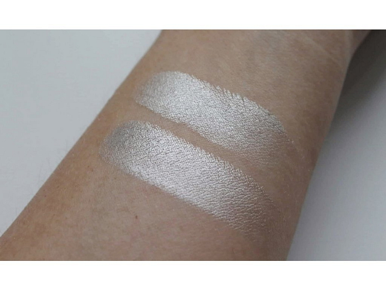 Minerální Zapékaný Oční Stín 15 - Holubí Šedá se Stříbrným Třpytem