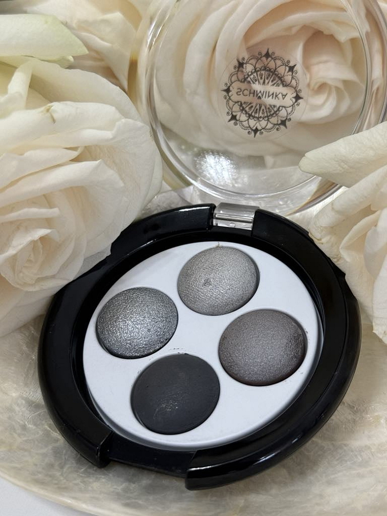 QUATTRO Paletka Oční Stíny - Black Swan 17