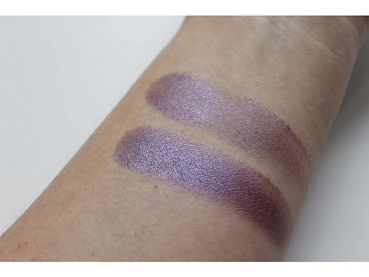Minerální Zapékaný Oční Stín 204 - Temná Fialová se Stříbřitým Leskem