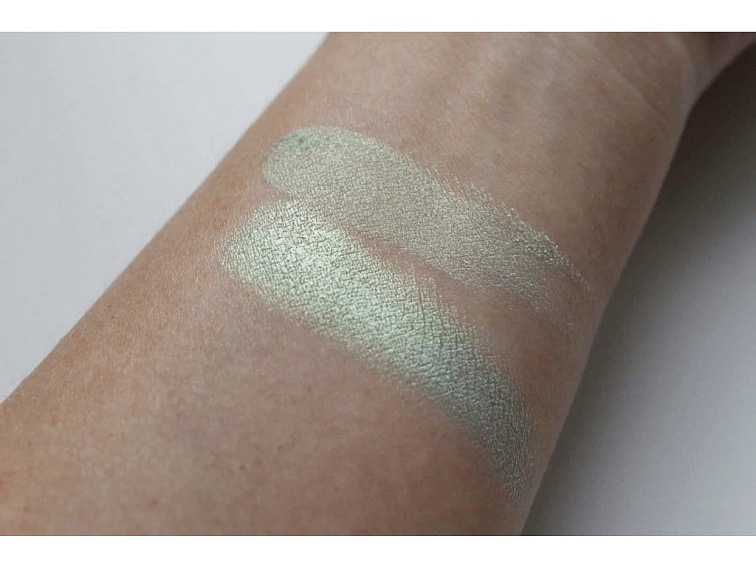 Minerální Zapékaný Oční Stín 04 - Světle Limetková se Zlatavým Leskem