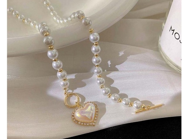 Perlový náhrdelník s přívěskem ve tvaru srdce, délka 42 cm, velikost přívěsku 2x2 cm