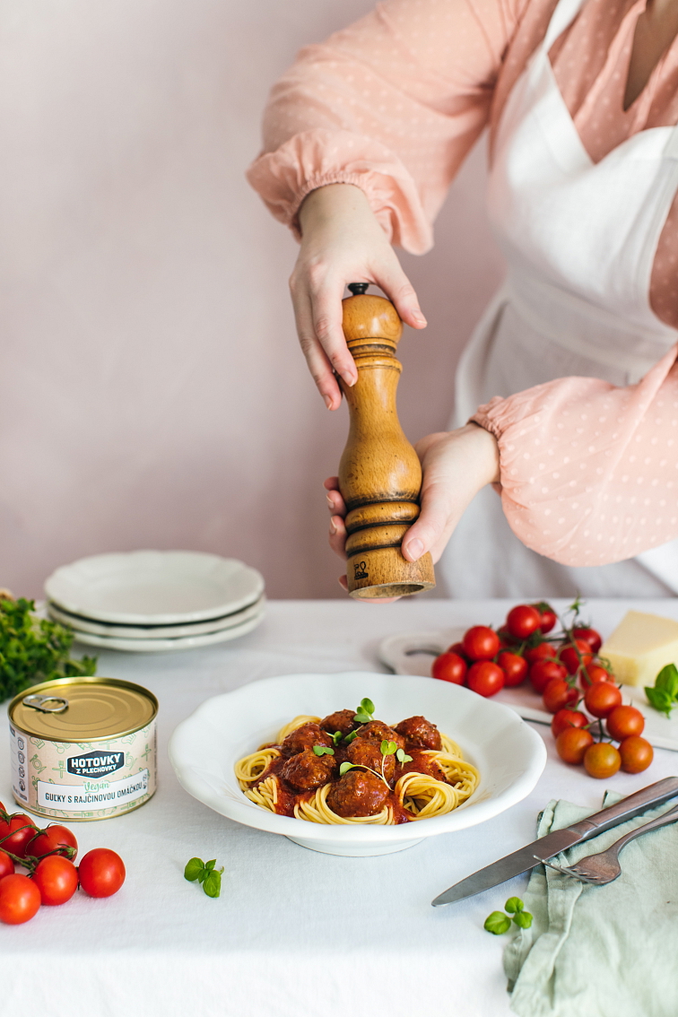 Vegan kuličky v rajčatové omáčce v plechovce