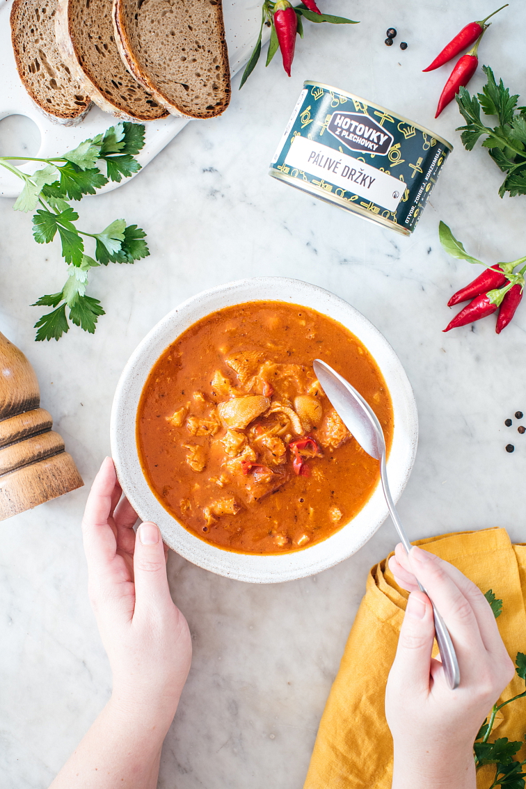 Pekelné dršťky v plechovce