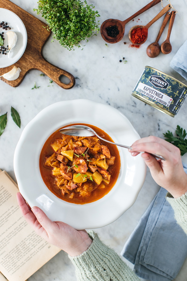 Zelňačka u uzeným masem a klobásou v plechovce