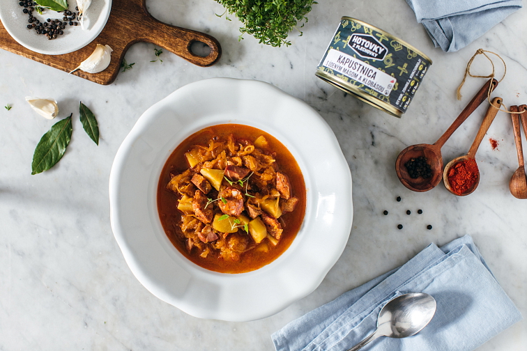 Zelňačka u uzeným masem a klobásou v plechovce