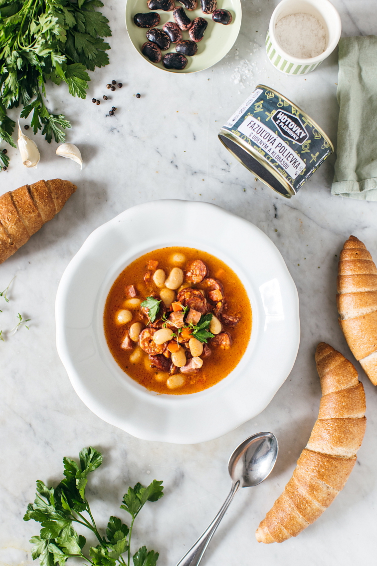 Fazolová polévka s uzeným a klobásou v plechovce