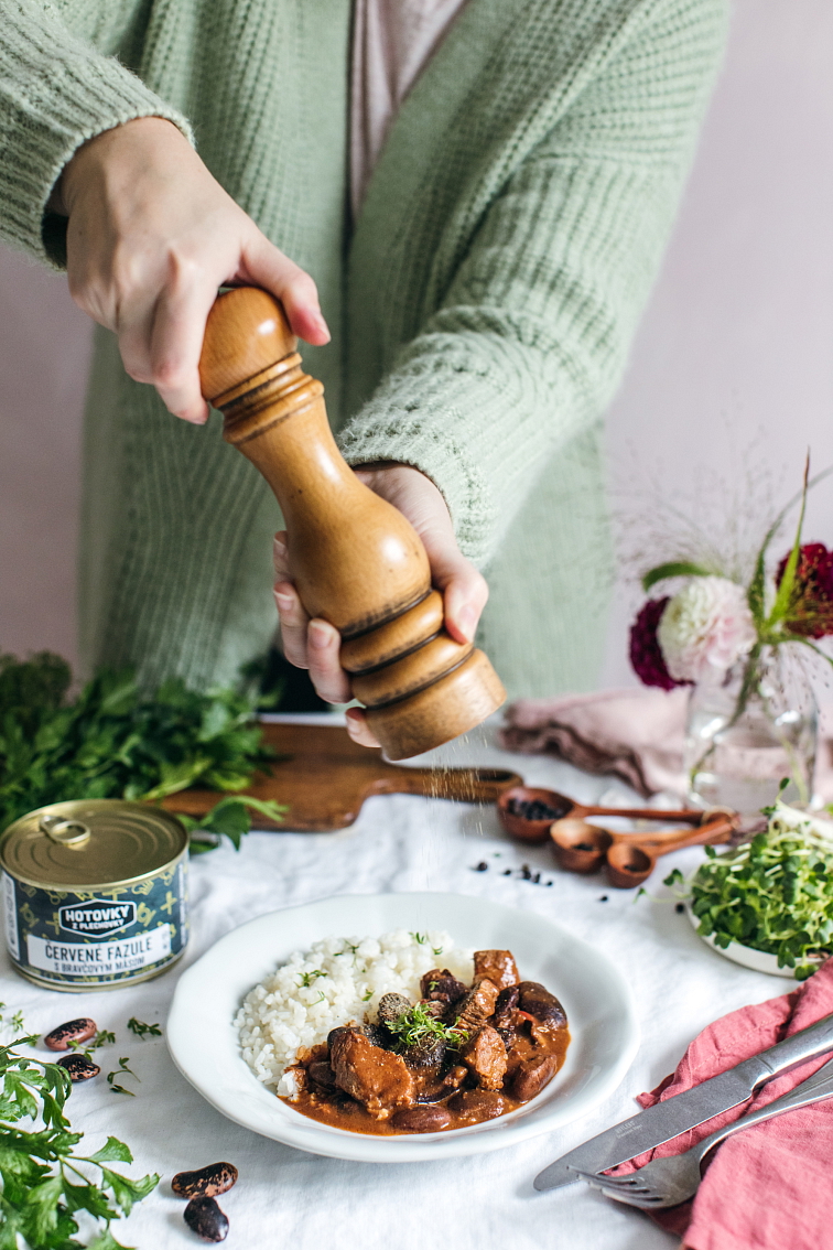 Červené fazole s vepřovým masem v plechovce