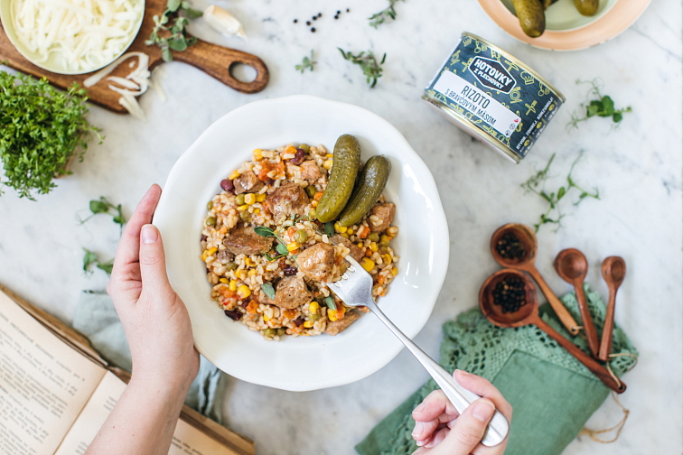 Rizoto s vepřovým masem v plechovce