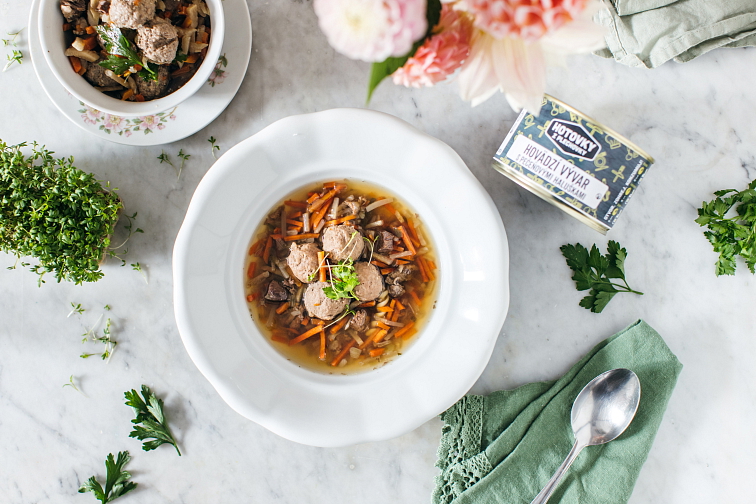 Hovězí vývar s játrovými knedlíčky v plechovce