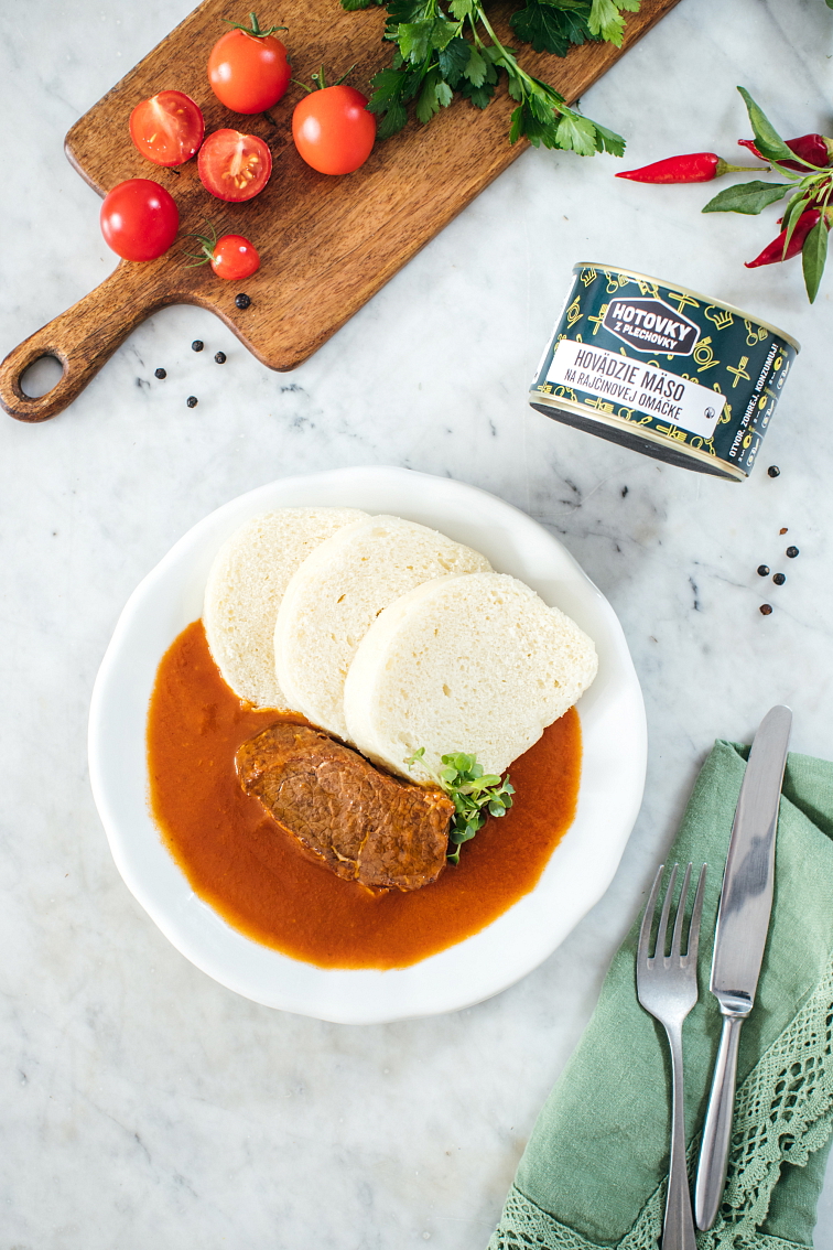 Hovězí maso v rajčatové omáčce v plechovce