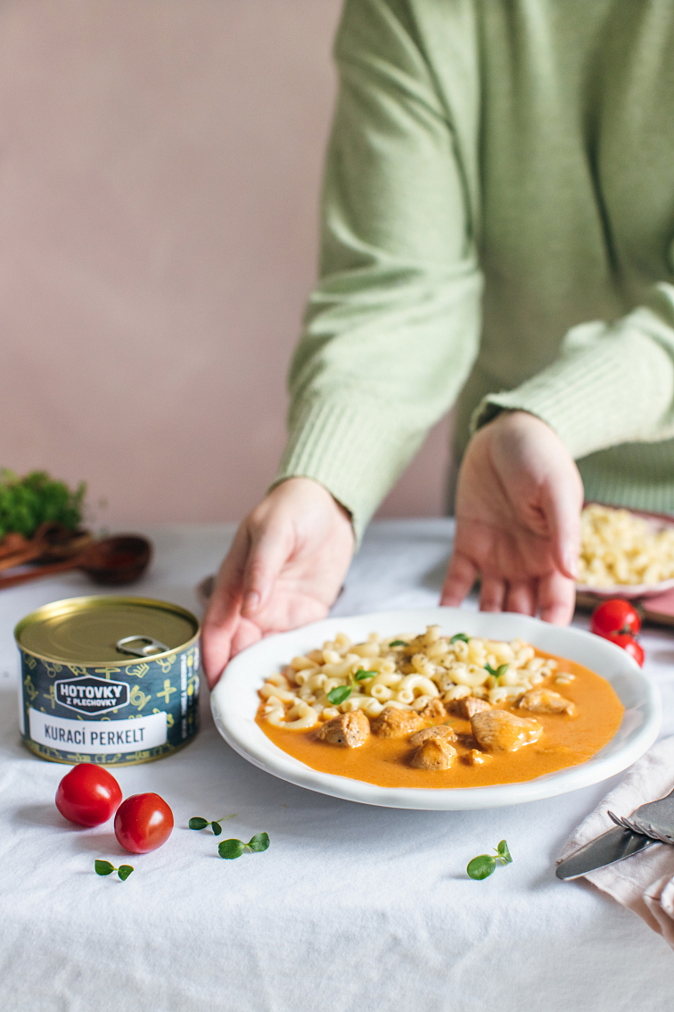 Kuřecí perkelt v plechovce