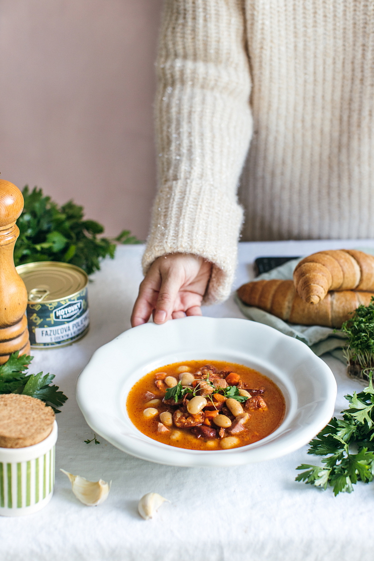 Fazolová polévka s uzeným a klobásou v plechovce
