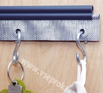 Zástěna Hindermann do kedrové lišty ø 7 mm pro zavěšení S-háčků