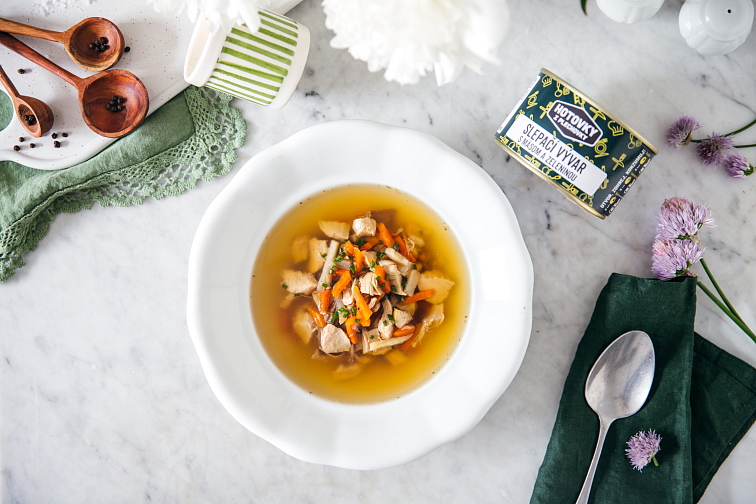 Slepičí vývar s masem a zeleninou v plechovce