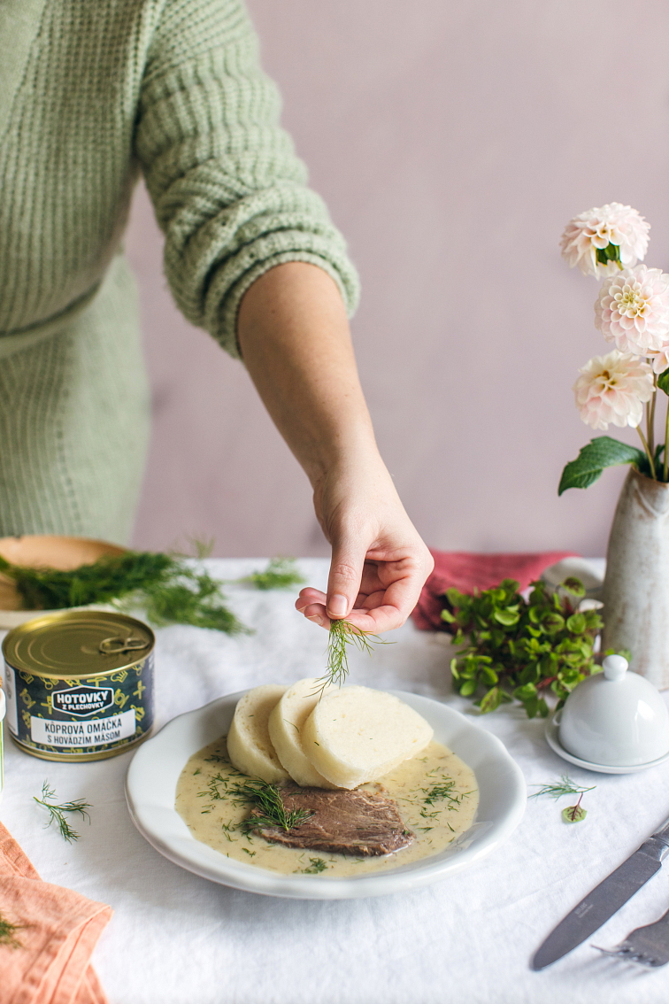 Koprová omáčka s hovězím masem v plechovce