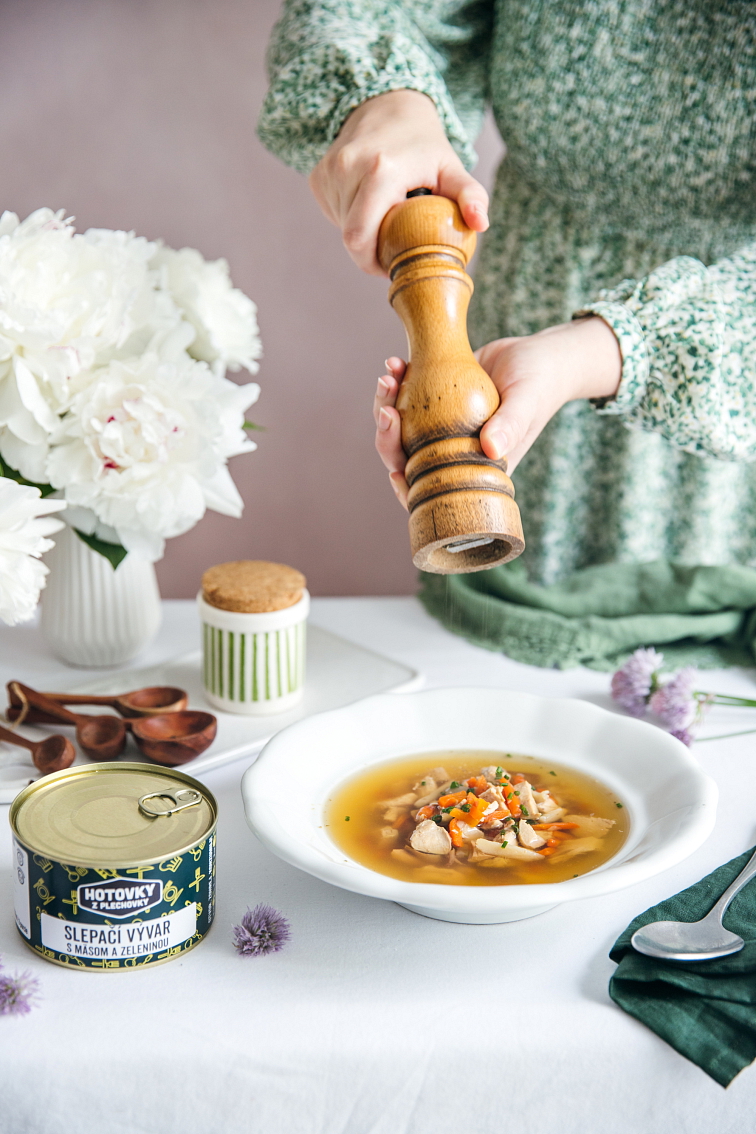 Slepičí vývar s masem a zeleninou v plechovce