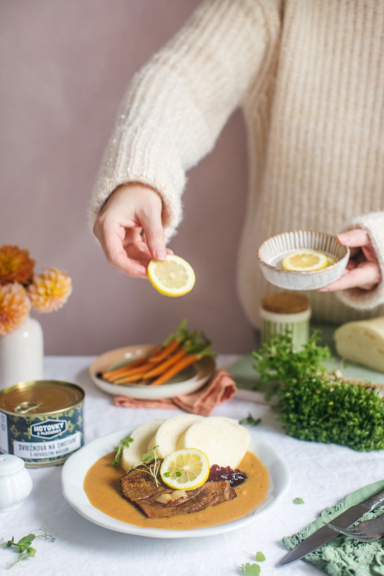 Svíčková na smetaně s hovězím masem v plechovce