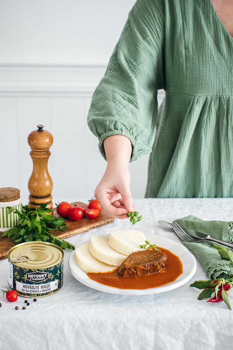 Hovězí maso v rajčatové omáčce v plechovce