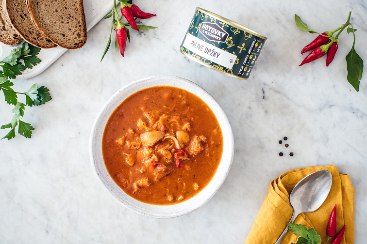 Pekelné dršťky v plechovce