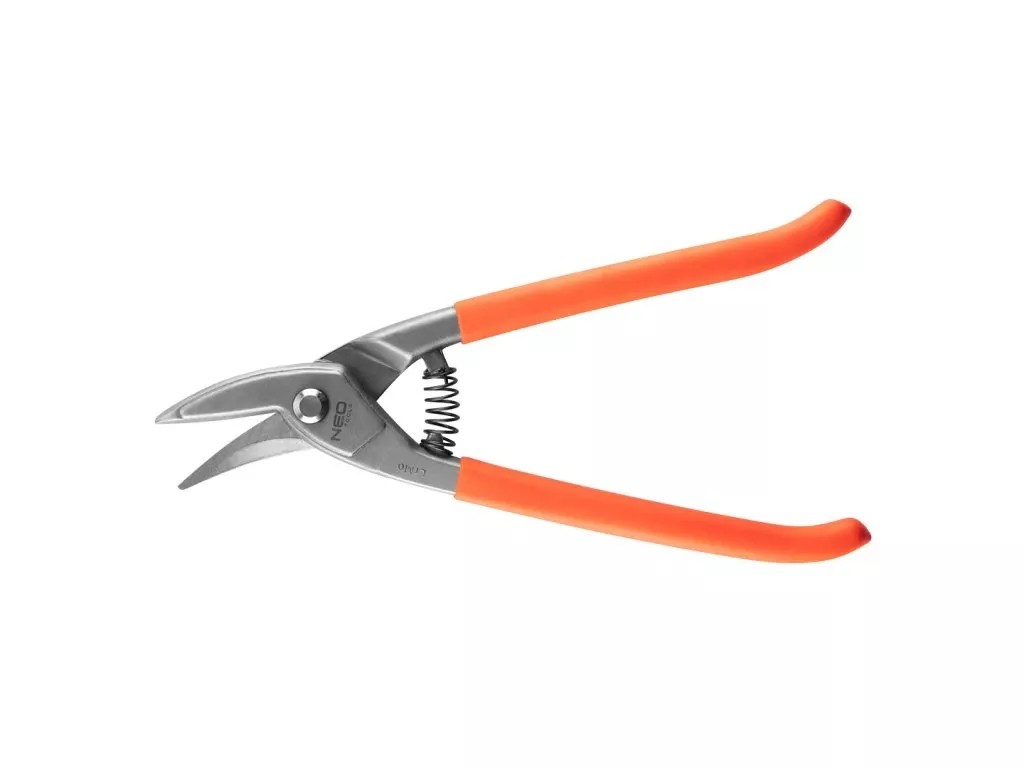 Kontrolujeme, jak fungují profesionální nůžky na kov