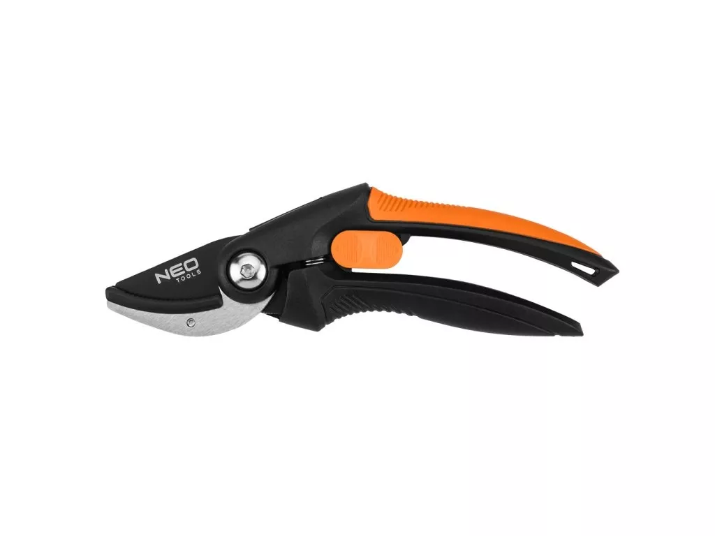 Štípání dřeva – jak vybrat sekeru? Jak bezpečně štípat dřevo?