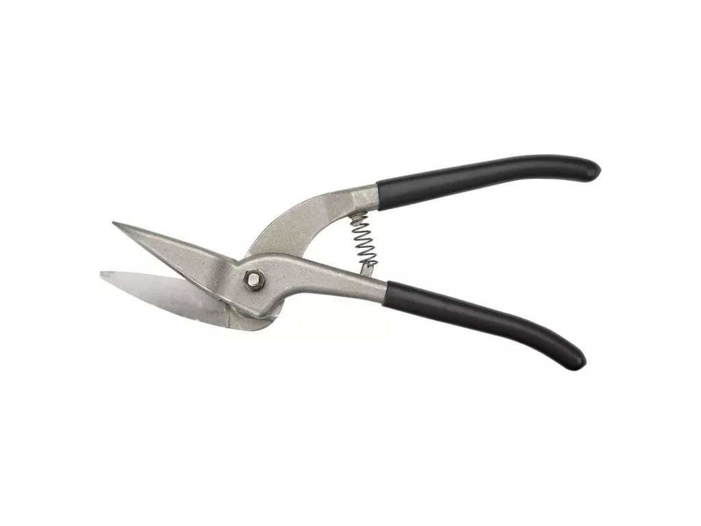 Kontrolujeme, jak fungují profesionální nůžky na kov