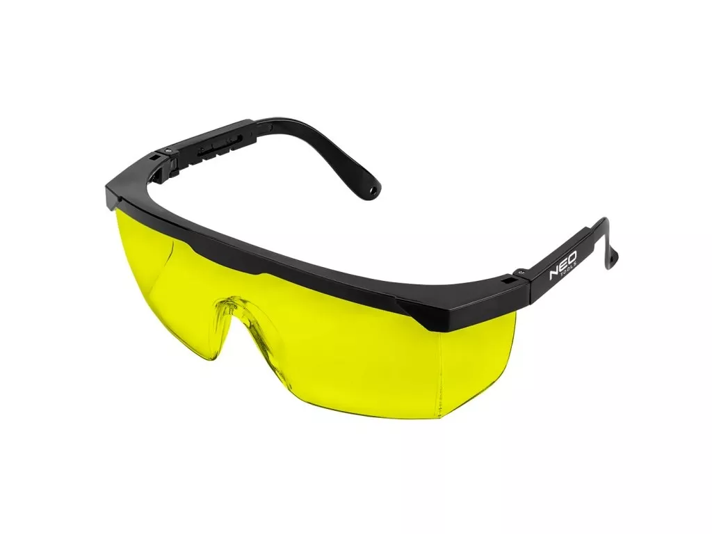 Štípání dřeva – jak vybrat sekeru? Jak bezpečně štípat dřevo?