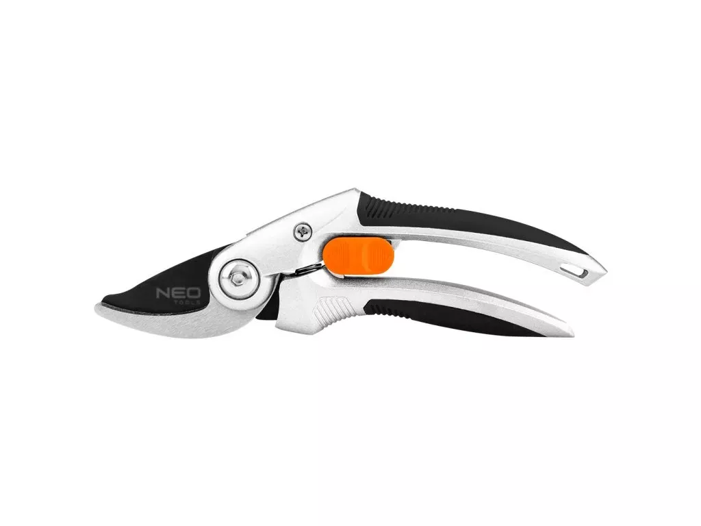 Poslední letní řezy na zahradě - přehled prořezávaček