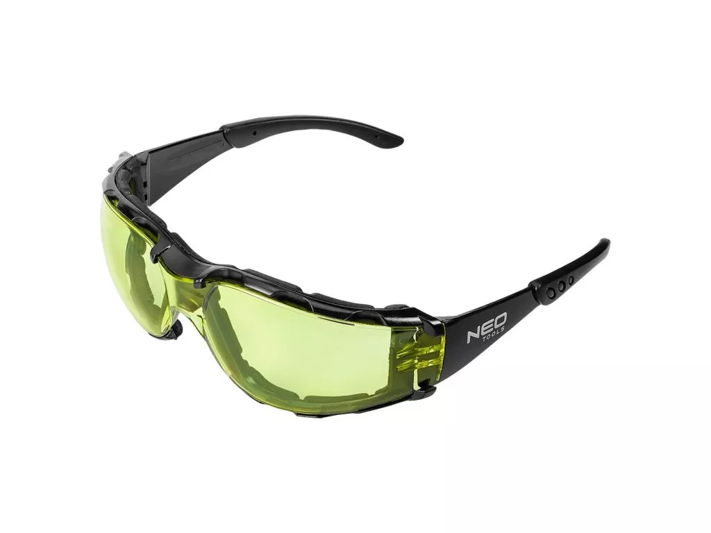 Štípání dřeva – jak vybrat sekeru? Jak bezpečně štípat dřevo?