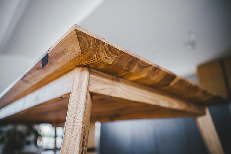 Dubový stůl s dřevěnými nohami