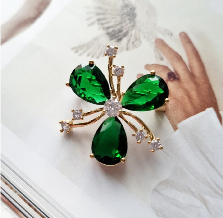 Brož se zelenými kameny