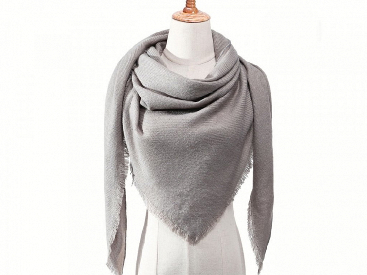 Šedý trojúhelníkový šátek