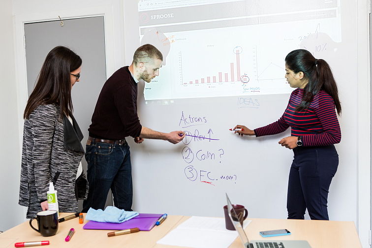 Chytrá zeď polomatná bílá - 6 m²