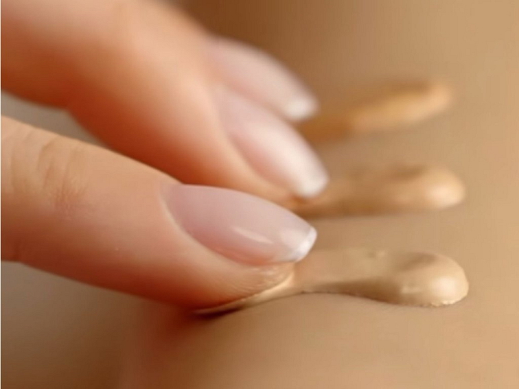 FOUNDATION hydratační make-up s vyhlazujícím účinkem