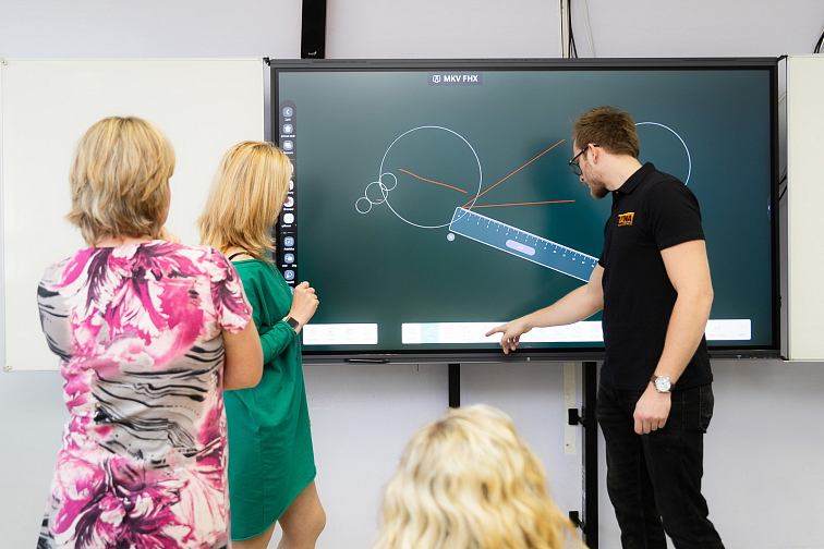 Interaktivní dotykový displej ADVANTouch Nexus (65" - 86")