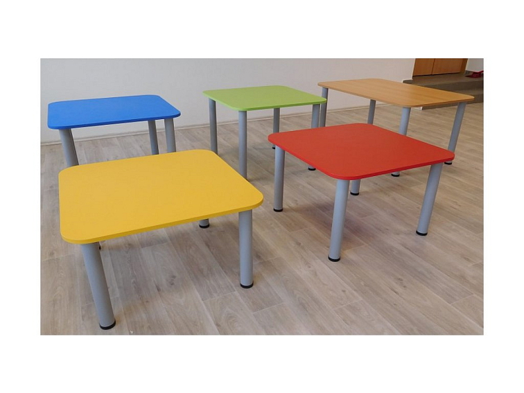Barevný stůl pro mateřské školy