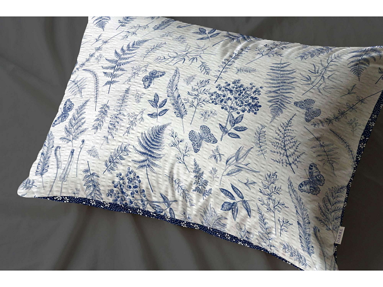 Krepová posteľná bielizeň V papradinách s kvietkami - bielo-modré