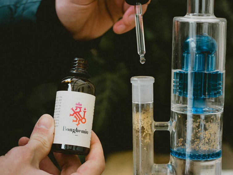 čistič bongu bong cleaner