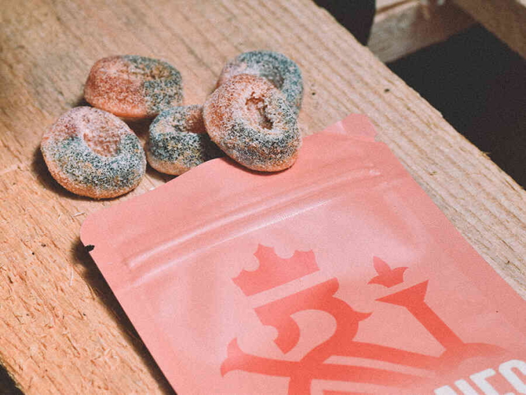 Ranní start s ovocnou chutí – gummies s CBD, CBG a kofeinem v rostlinné formě.