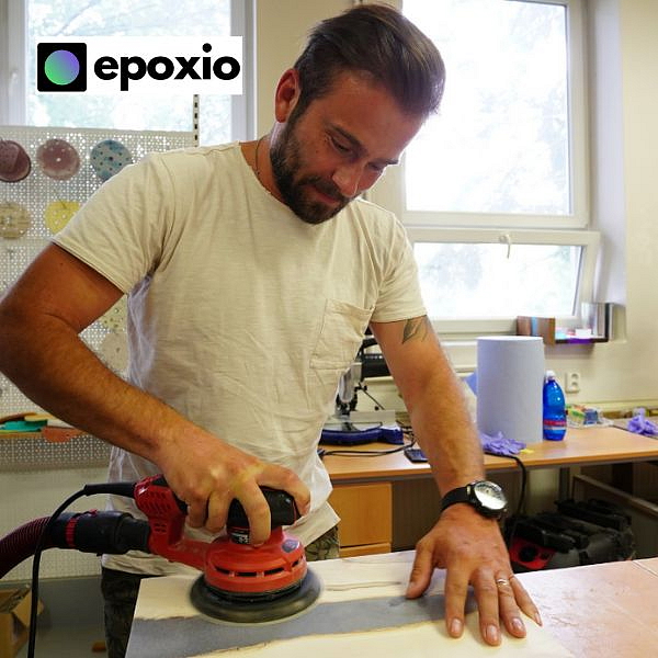WORKSHOP LITÍ EPOXIDOVÉ PRYSKYŘICE - OD DŘEVA AŽ PO LESKLÝ VÝSLEDEK