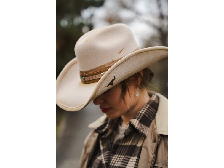 Westernový klobouk NOT ENOUGH – ikonický design s motivem býčí lebky