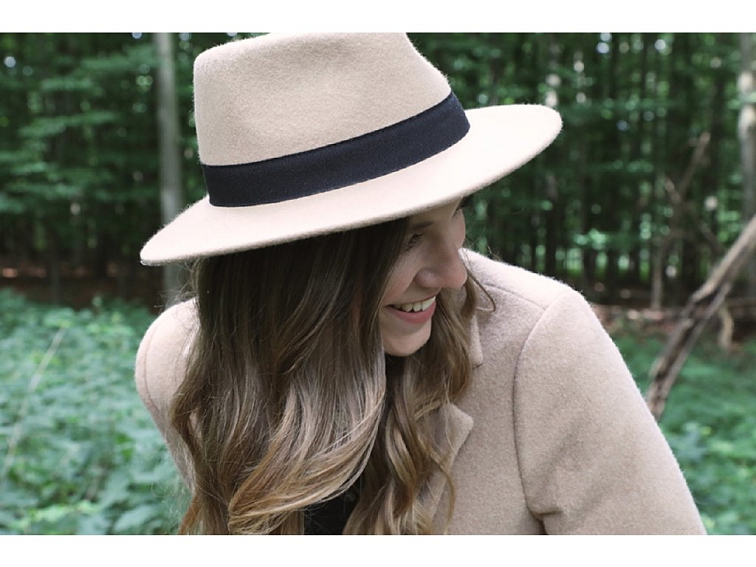 Cestovní nemačkavý klobouk vlněný od Fiebig - béžový s černou stuhou