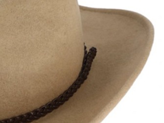 Měkký béžový klobouk ve stylu western - tvárný (tvarovatelná krempa) s drátem po okraji a koženým řemínkem