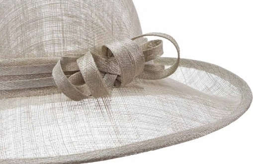 Cloche šedobéžový slavnostní klobouk s ozdobou - ze sisálové slámy