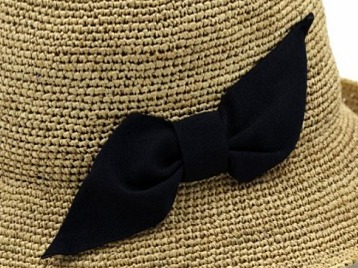 Dámský slaměný klobouk Cloche s černou mašlí