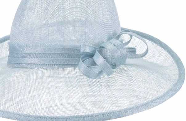 Cloche slavnostní klobouk s ozdobou - ze sisálové slámy