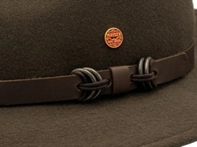 Cestovní nemačkavý voděodolný hnědý klobouk Mayser - Earflap Georgia Traveller (s ušní klapkami)