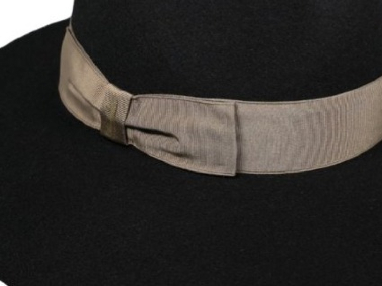 Dámský černý klobouk s béžovou stuhou - široká krempa