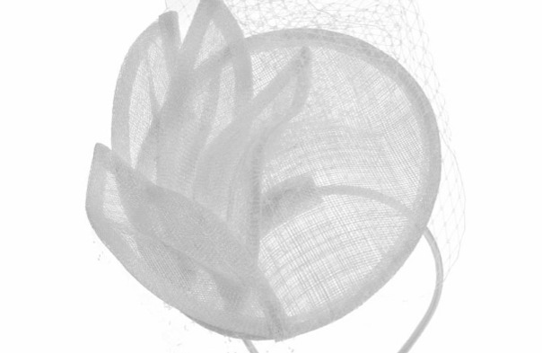 Fascinátor bílý - ozdoba do vlasů s jemným závojem