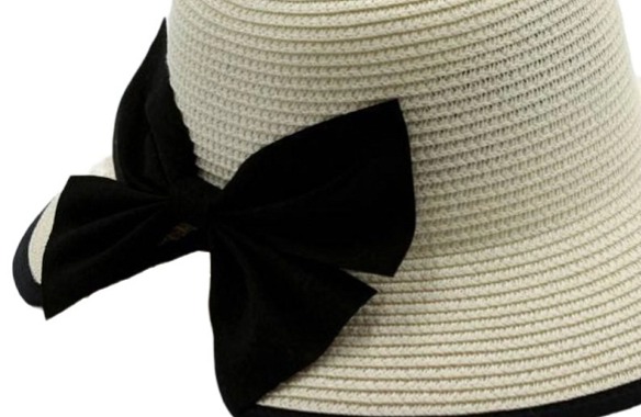 Dámský bílý letní klobouk Cloche - zkrácená krempa vzadu a černá mašle